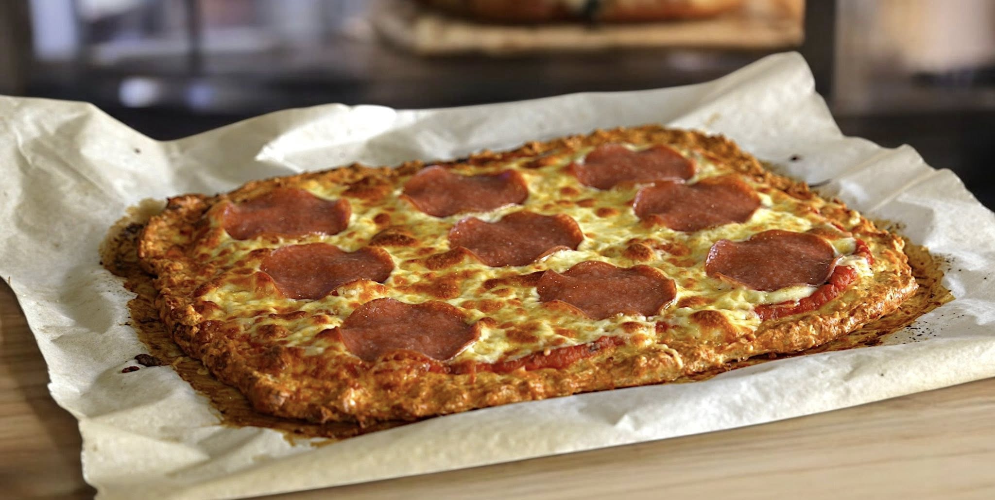 Σπέσιαλ πίτσα με λεπτή ζύμη κιμά και σαλάμι αέρος γαλοπούλα