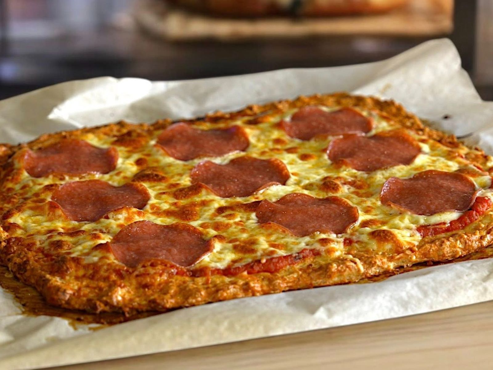 Σπέσιαλ πίτσα με λεπτή ζύμη κιμά και σαλάμι αέρος γαλοπούλα