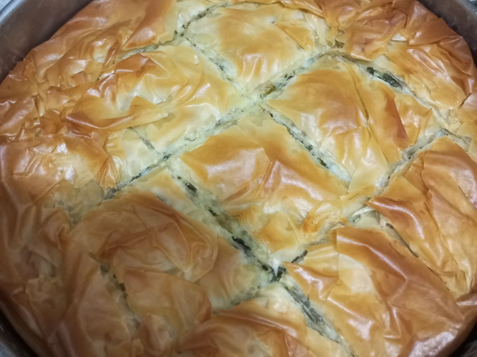 Νηστίσιμη πατατόπιτα με μυρωδικά και τραγανό φύλλο κρούστας