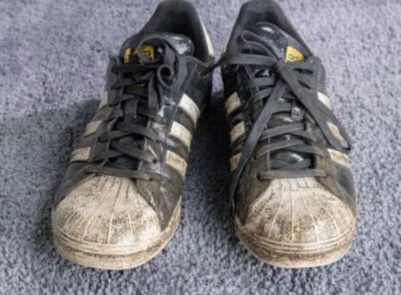 Πώς να πλύνετε τα παπούτσια στο πλυντήριο χωρίς κίνδυνο να χαλάσουν