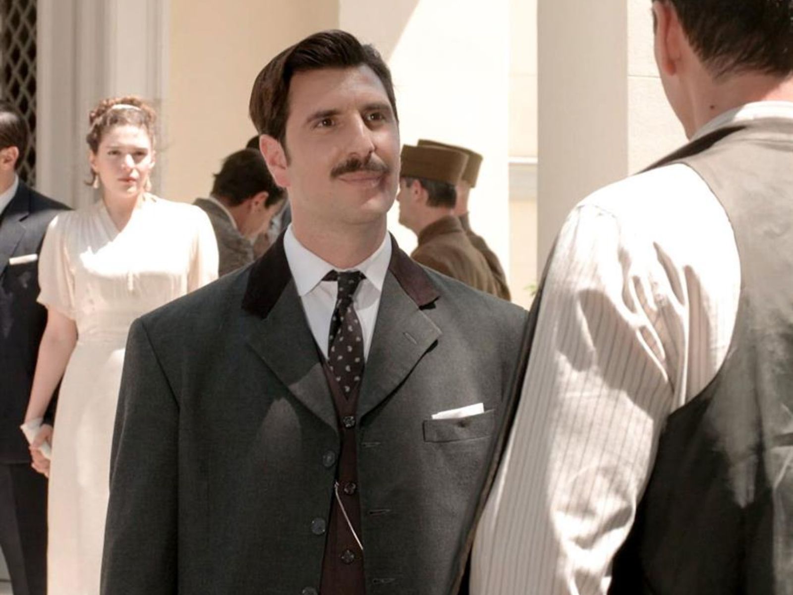 Grand Hotel: Ο Ρήγας καταλήγει στη φυλακή και του επιβάλλεται θανατική ποινή