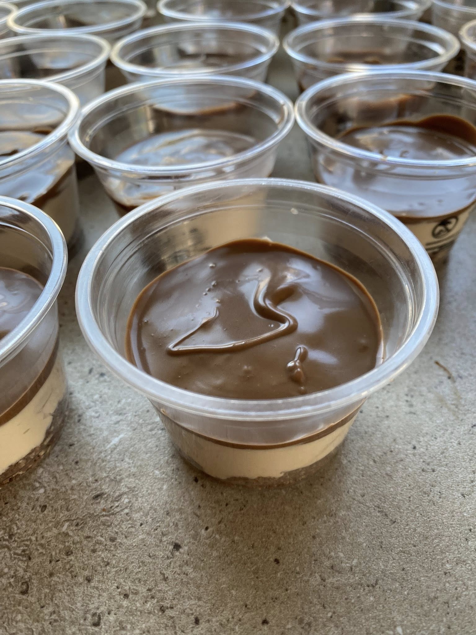 Εύκολα κεράσματα Bueno σε πλαστικά για μπουφέ