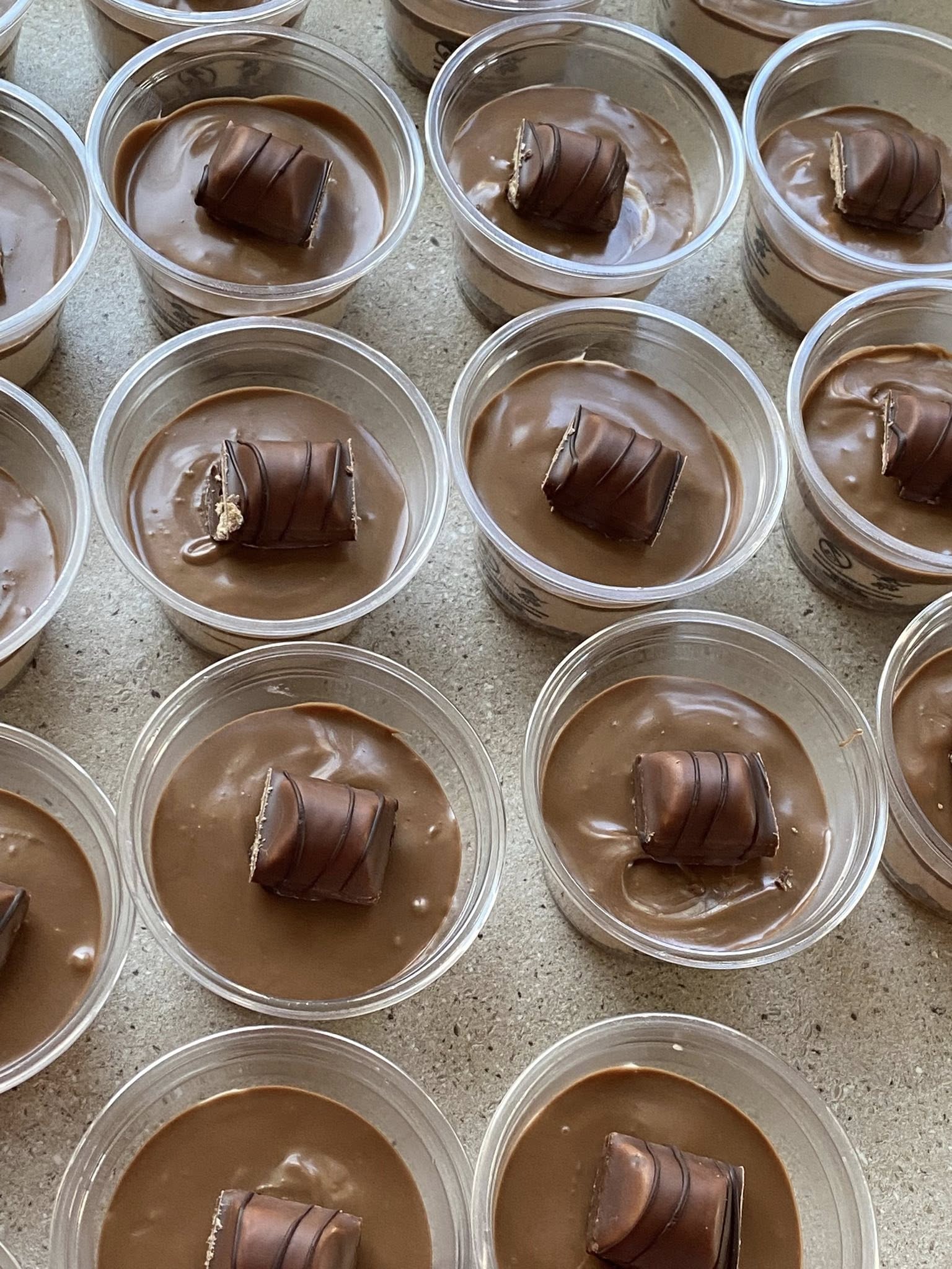 Εύκολα κεράσματα Bueno σε πλαστικά για μπουφέ