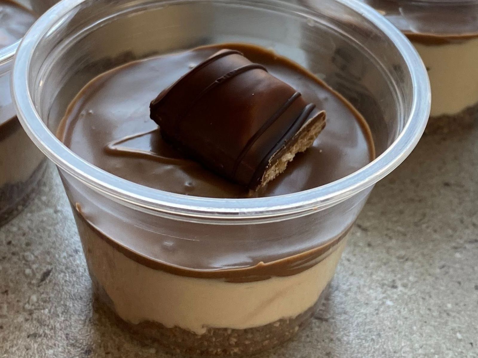 Εύκολα κεράσματα Bueno σε πλαστικά για μπουφέ