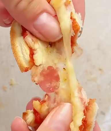 Γρήγορα πιτσάκια με ψωμί του τοστ για το παιδικό πάρτι