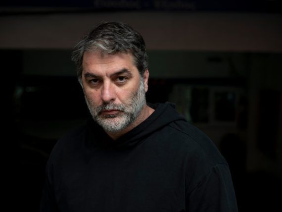 Πόρτο Λεόνε: Ο Βασίλης Μπισμπίκης σε ένα ρόλο σκοτεινό και αμφιλεγόμενο