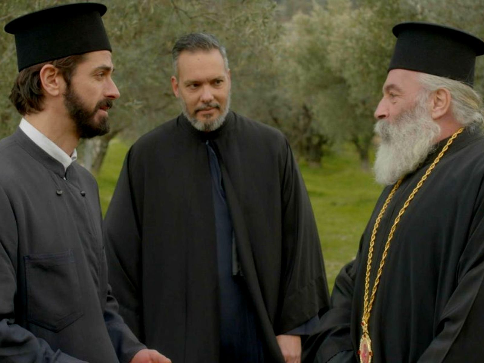 Άγιος έρωτας: Ο Δεσπότης βοηθά χλόη και Πατήρ Νικόλαο να παντρευτούν