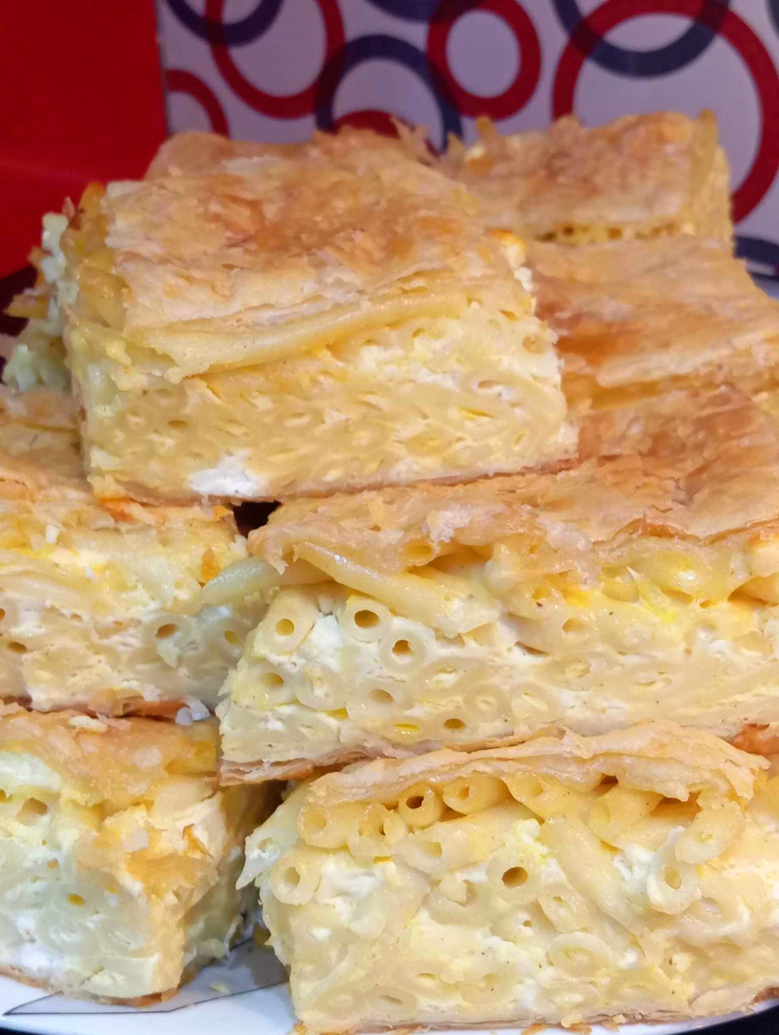 Χορταστική μακαρονόπιτα με σφολιάτα