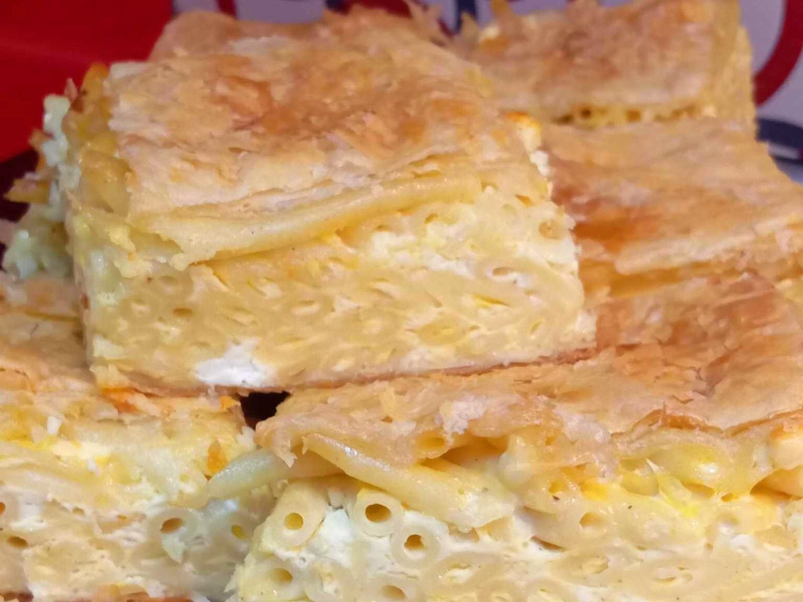 Χορταστική μακαρονόπιτα με σφολιάτα