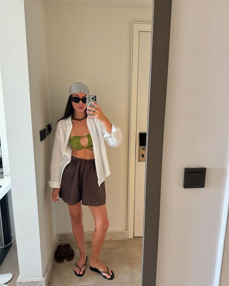 Πώς να συνδυάσεις μαγιό με καθημερινά ρούχα για το απόλυτο summer look