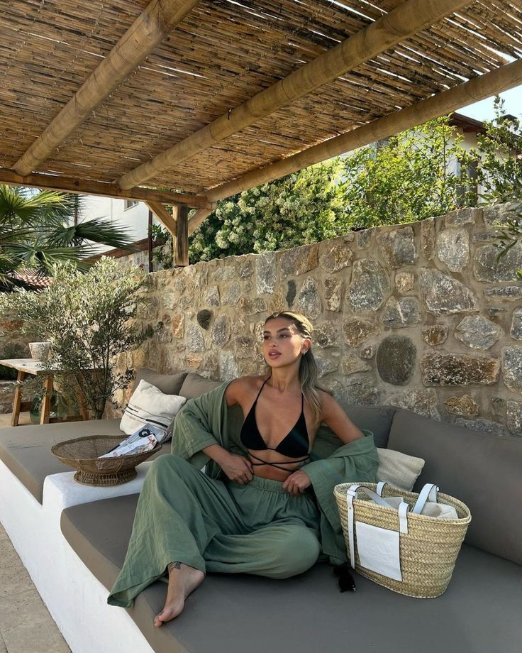 Πώς να συνδυάσεις μαγιό με καθημερινά ρούχα για το απόλυτο summer look