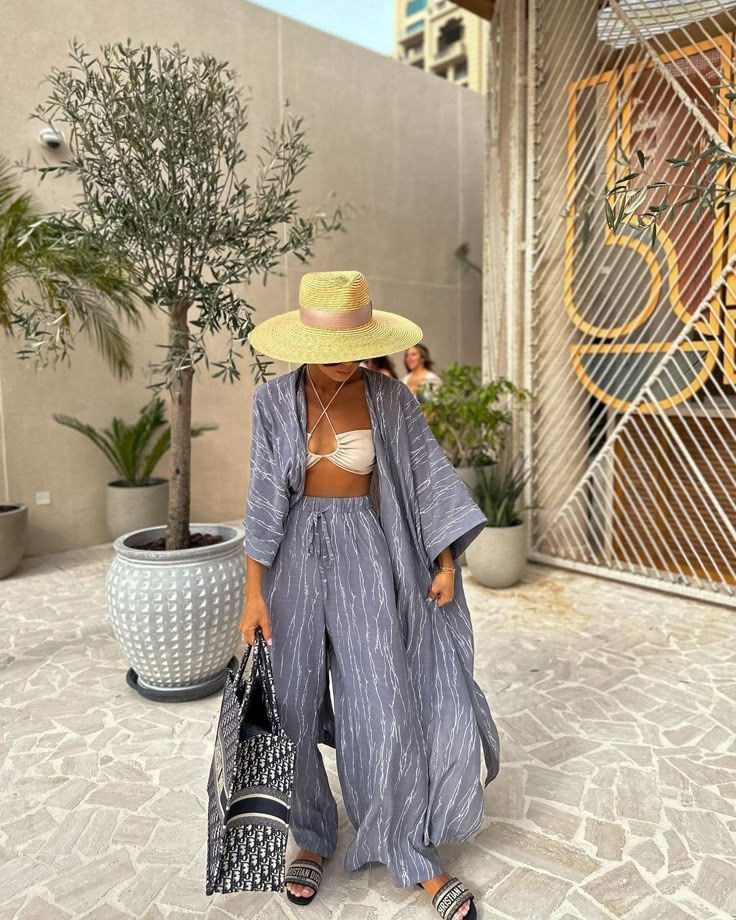 Πώς να συνδυάσεις μαγιό με καθημερινά ρούχα για το απόλυτο summer look