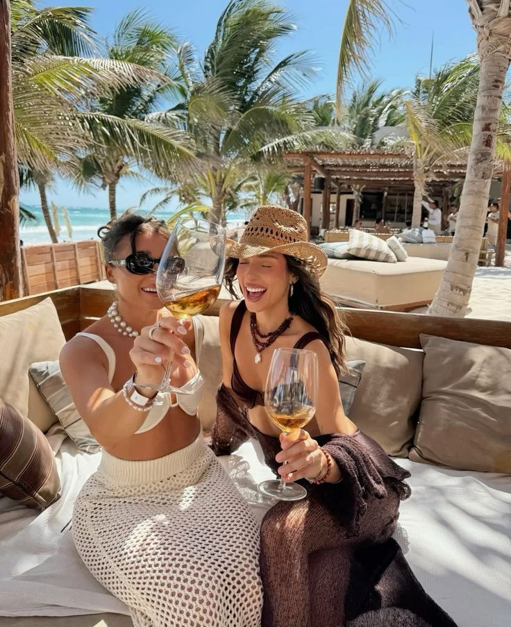 Πώς να συνδυάσεις μαγιό με καθημερινά ρούχα για το απόλυτο summer look