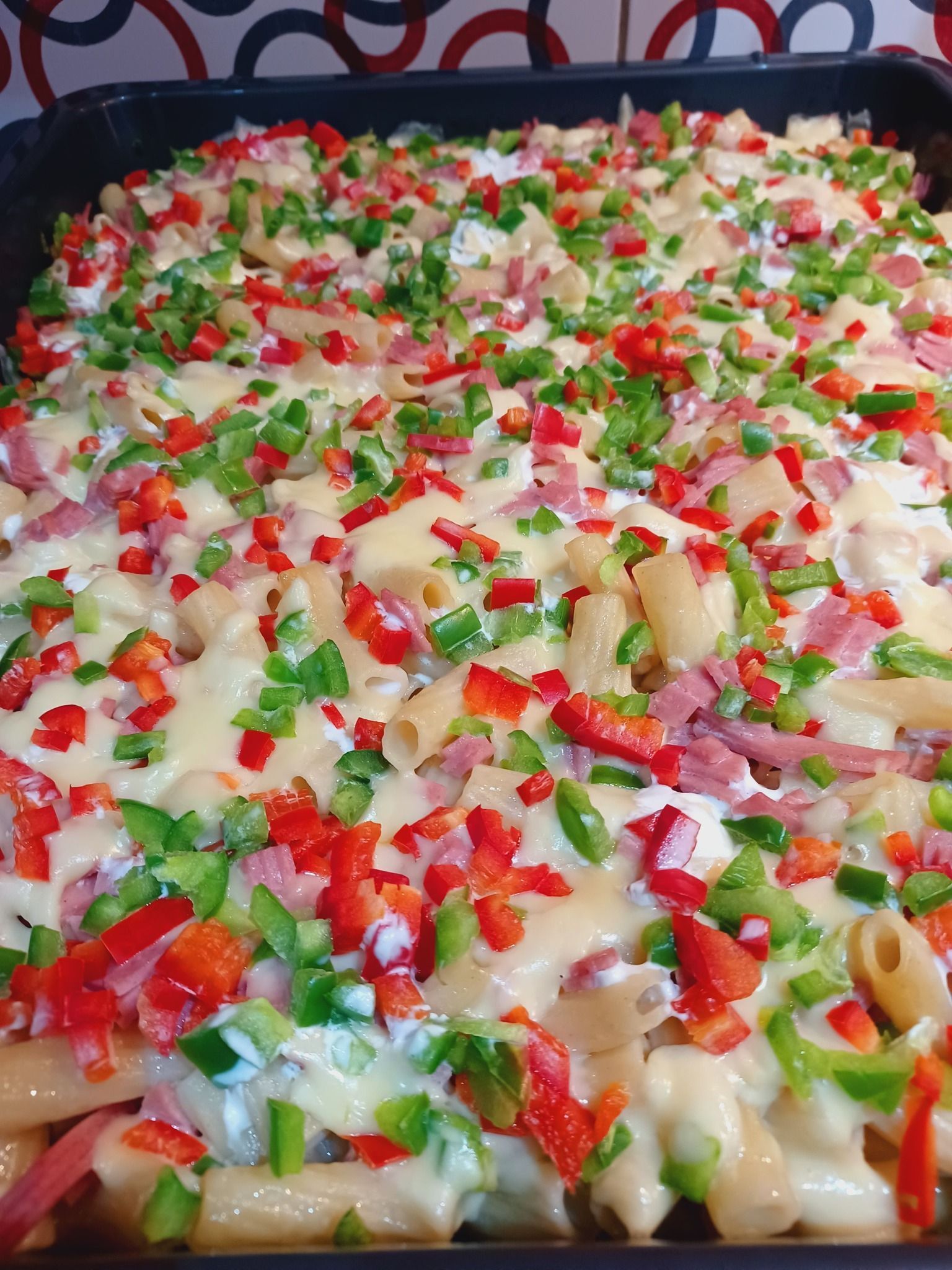 Σουφλέ ζυμαρικών με πολύχρωμες πιπεριές