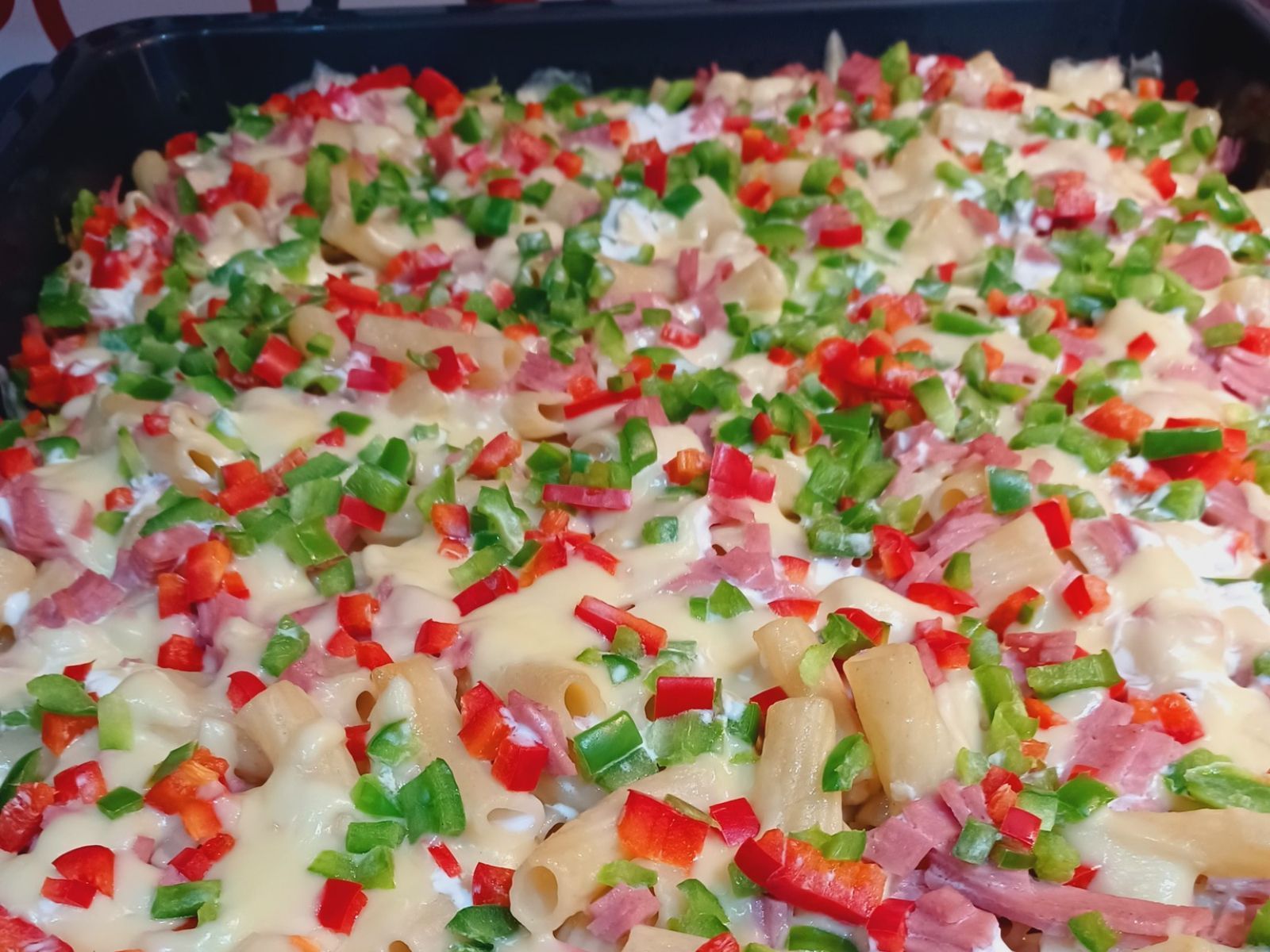 Σουφλέ ζυμαρικών με πολύχρωμες πιπεριές