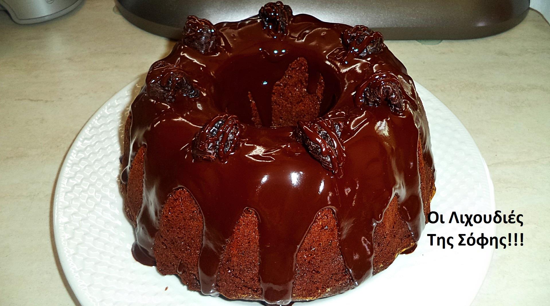 Ζουμερό σοκολατένιο κέικ με δαμάσκηνα