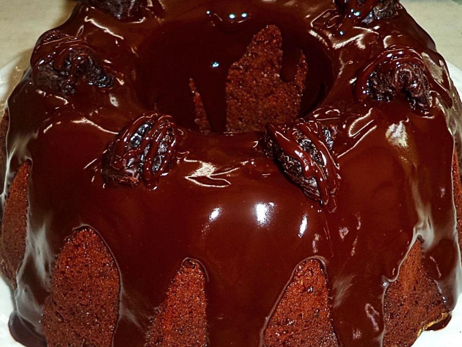 Ζουμερό σοκολατένιο κέικ με δαμάσκηνα