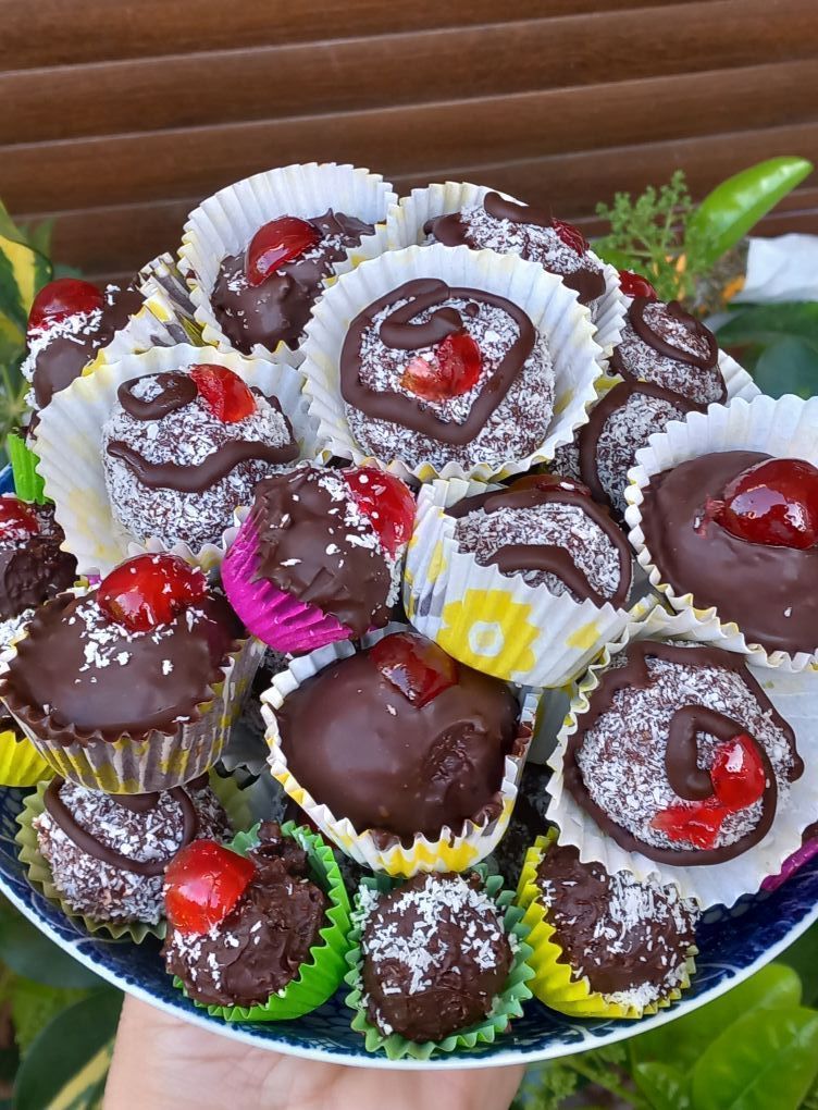 Εύκολα τρουφάκια με μπισκότα και το κέικ που περίσσεψε