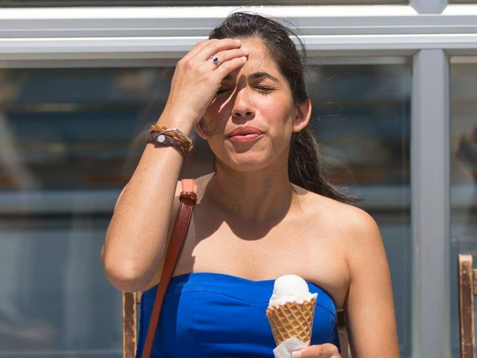 Γιατί πονάει το κεφάλι σου όταν τρως παγωτό – Η επιστήμη πίσω από το brain freeze