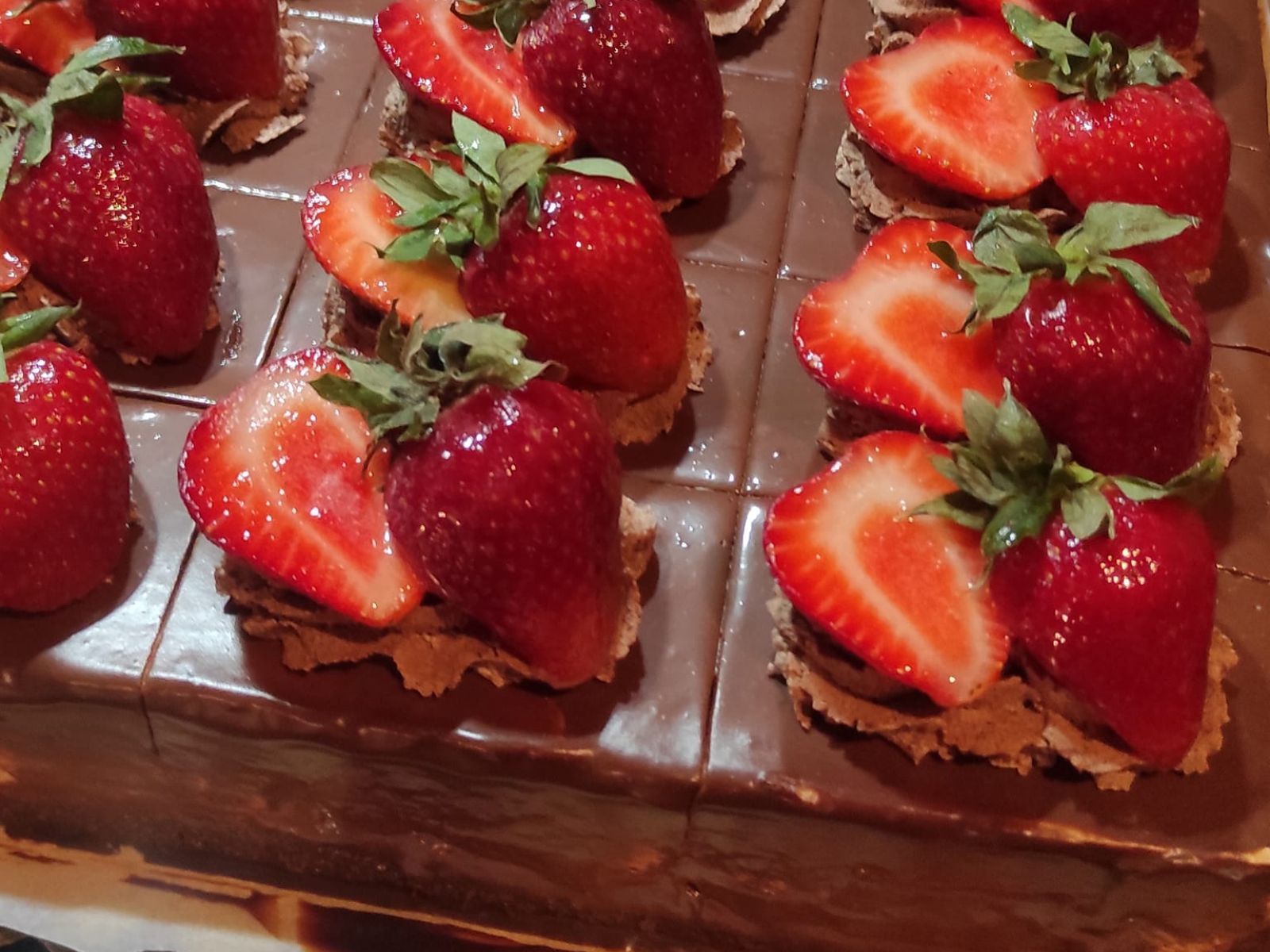 Λαχταριστές πάστες σοκολατίνα με φρέσκες φράουλες