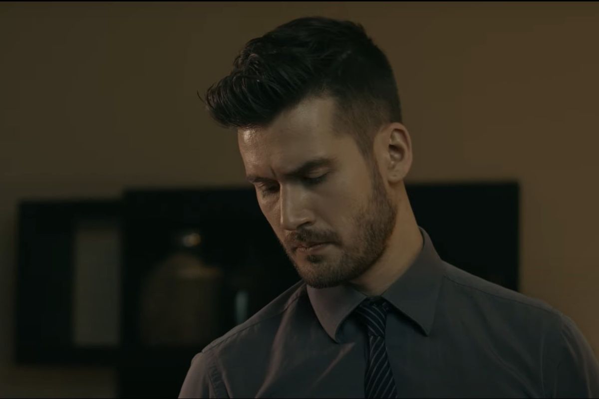 Με αέρα star του Hollywood ο Αναστάσης Ροϊλός στη νέα του παράσταση