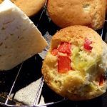 Αλμυρά muffins με γραβιέρα και χρωματιστές πιπεριές από την Τζένη Τσανακτσίδου