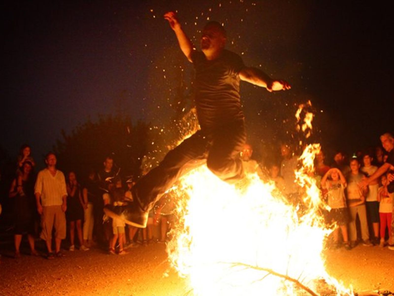 Το έθιμο του Κλήδονα εορτάζεται στη μνήμη του Αϊ Γιάννη του Προδρόμου- Οι συμβολισμοί του και η καταδίκη της Εκκλησίας