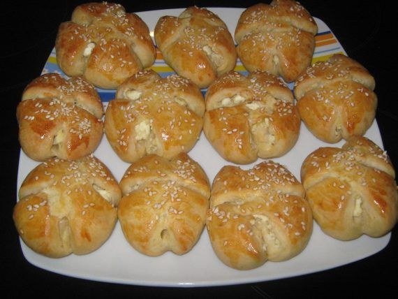 Αφράτα τυροπιτάκια με εύκολο σχέδιο