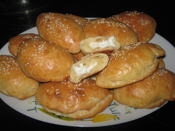 Αφράτα τυροπιτάκια με εύκολο σχέδιο