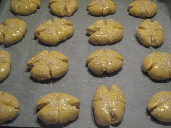 Αφράτα τυροπιτάκια με εύκολο σχέδιο