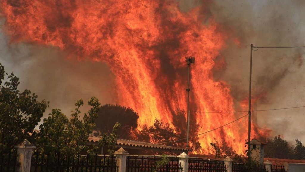 Φωτιά Παλαιά Φώκαια: Απεγκλωβισμοί κατοίκων και σπίτια στις φλόγες