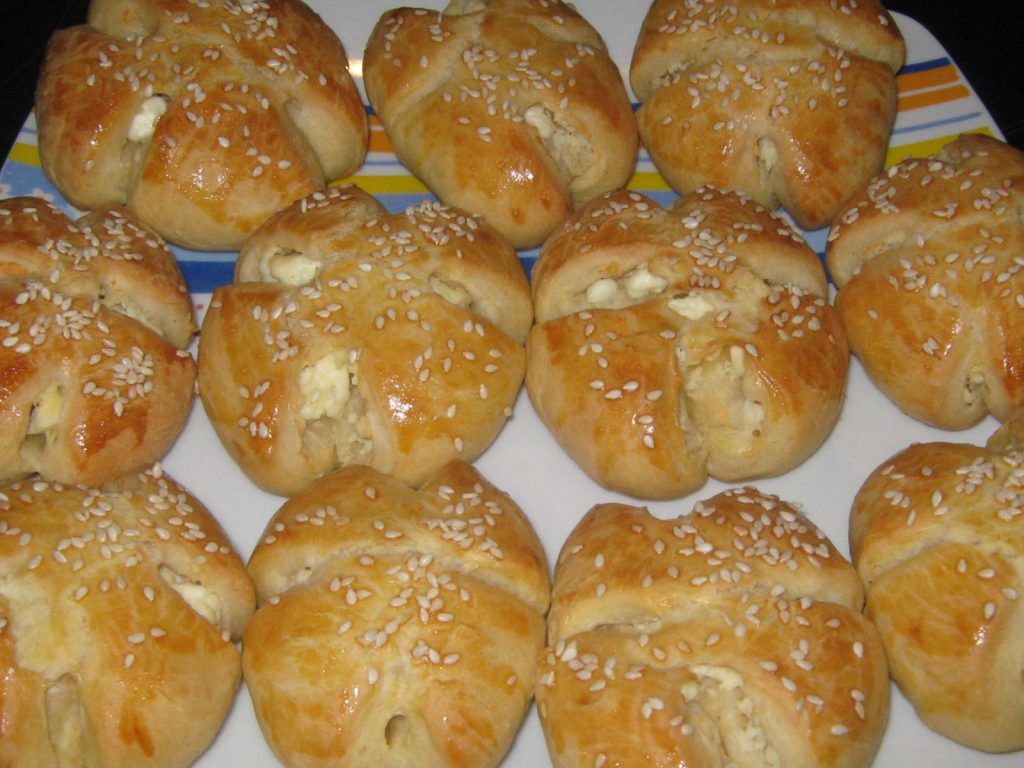 Αφράτα τυροπιτάκια με εύκολο σχέδιο