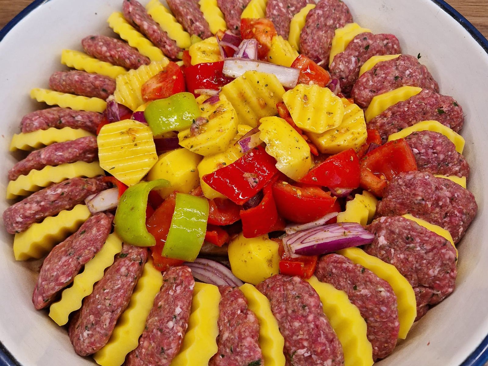 Αφράτα μπιφτεκάκια με πατάτες στο ταψί