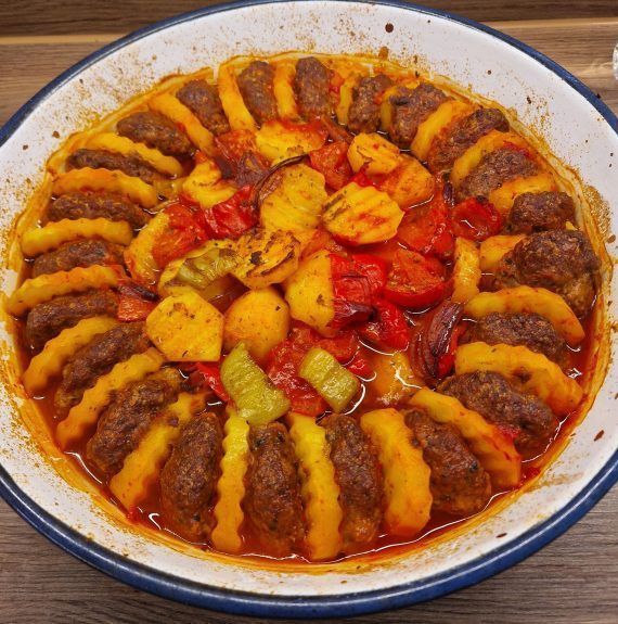 Αφράτα μπιφτεκάκια με πατάτες στο ταψί