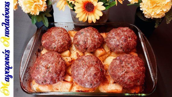 Αφράτα μπιφτέκια στον φούρνο με πατάτες του Γιώργου Ζώλη για το μεσημεριανό