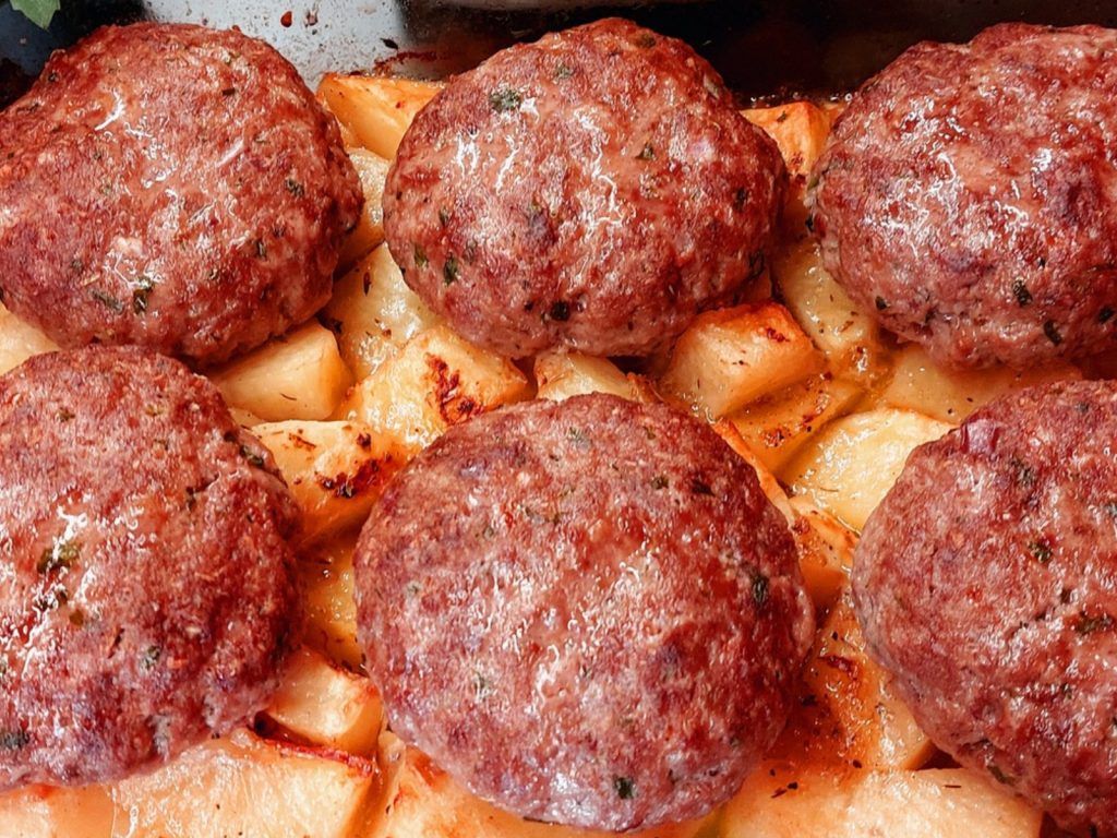 Αφράτα μπιφτέκια στον φούρνο με πατάτες του Γιώργου Ζώλη για το μεσημεριανό