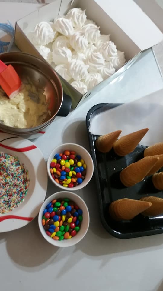 Χωνάκια με μαρέγκα για κέρασμα