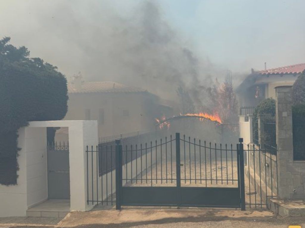 Φωτιά στη Παλαιά Φώκαια- Μήνυμα 112 για εκκένωση της περιοχής- Καίγονται σπίτια