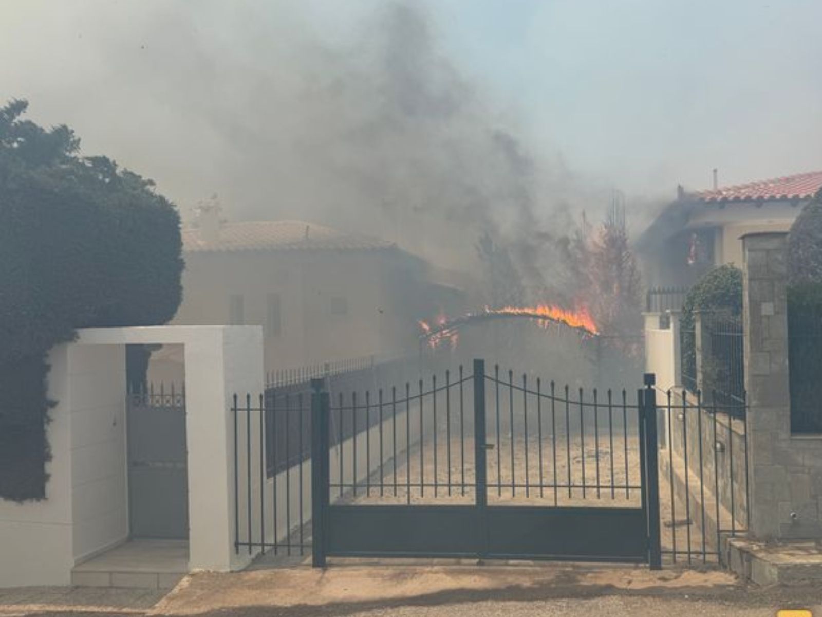 Φωτιά στη Παλαιά Φώκαια- Μήνυμα 112 για εκκένωση της περιοχής- Καίγονται σπίτια