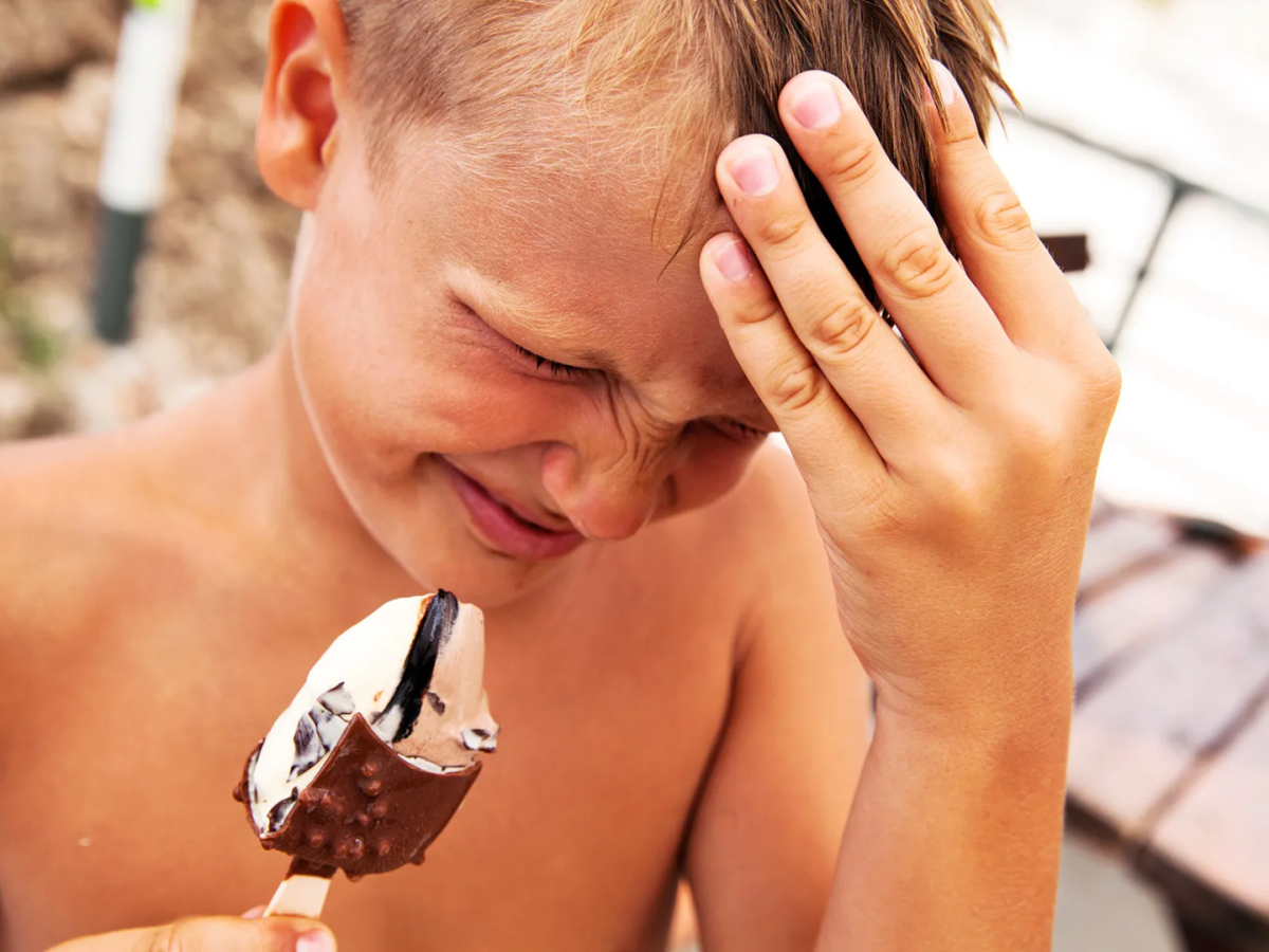 Γιατί πονάει το κεφάλι σου όταν τρως παγωτό - Η επιστήμη πίσω από το brain freeze