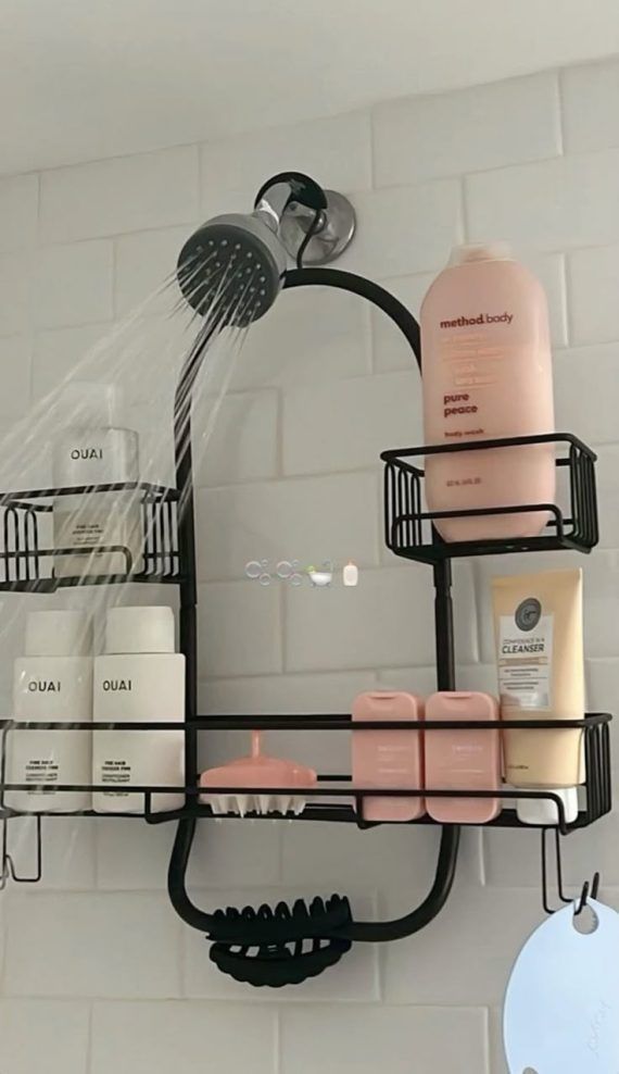 Οργάνωσε τα σαμπουάν και το χαρτί υγείας στο μπάνιο χωρίς να τρυπήσεις το πλακάκι με οικονομικούς τρόπους