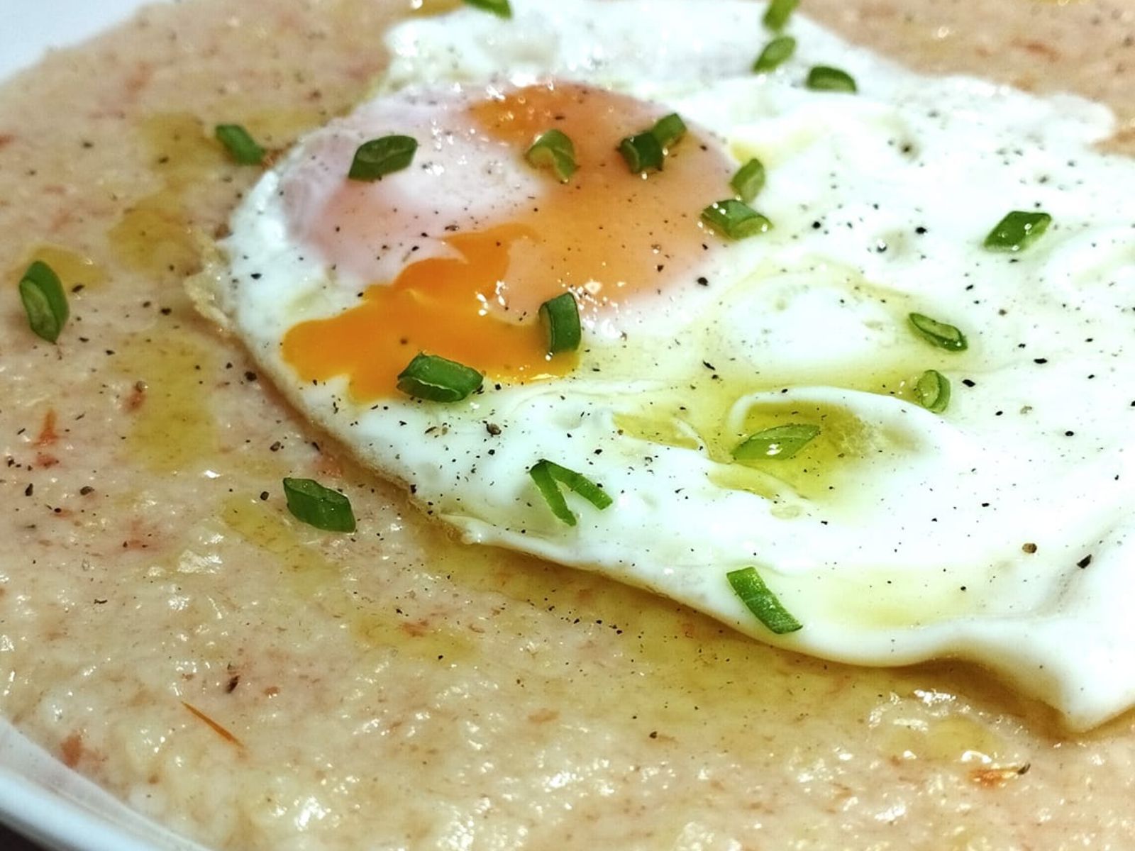 Πηχτός τραχανάς με αυγό μάτι και σχοινόπρασο