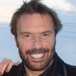 Στράτος Τζώρτζογλου: «Η μάνα μου ήπιε χλωρίνη και δηλητηριάστηκε»- Η συγκλονιστική εξομολόγηση του