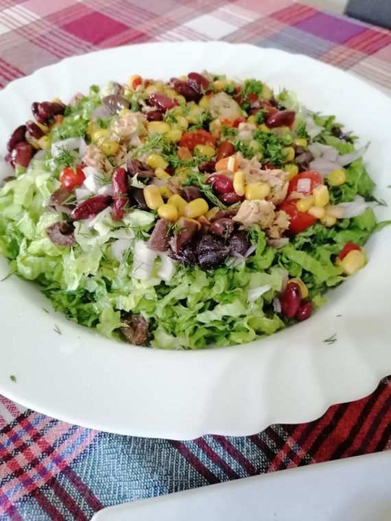 σαλάτα-με-μαρούλι-κόκκινα φασόλια-ντοματίνια-και-καλαμπόκι-