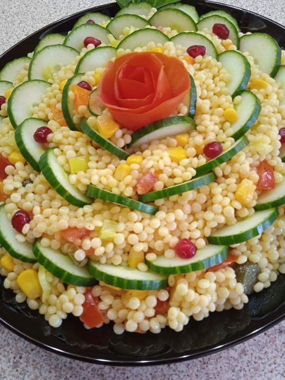 σαλάτα-λουλούδι-με-κουσκούς-αγγούρι-ντομάτα-