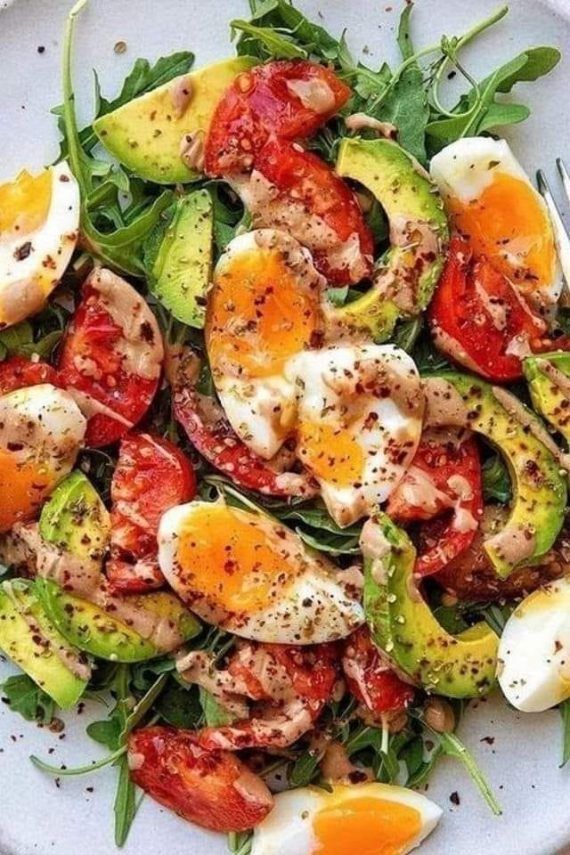 σαλάτα-με-ρόκα-βραστά αυγά-ντομάτα-