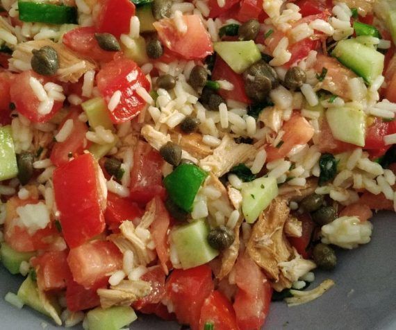 ρυζοσαλάτα-με-ντομάτα-και-αγγούρι-