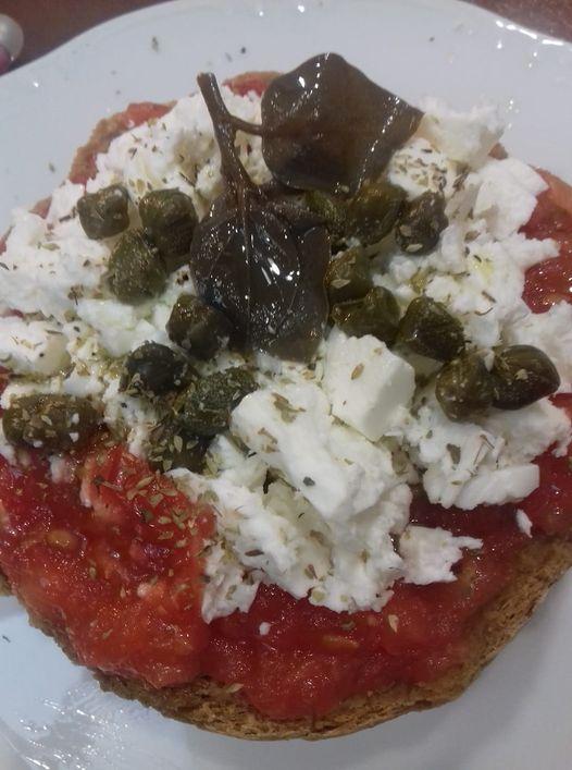 ντάκος-με-κάπαρη-και-φέτα-