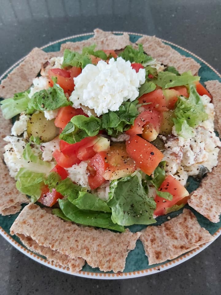 σαλάτα-με-ντύματα-μαρούλι-και-τυρί-