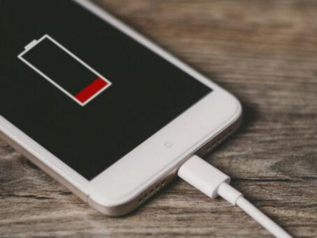 3+1 λόγοι που απαγορεύεται να φορτίζεις το κινητό σου για όλο το βράδυ